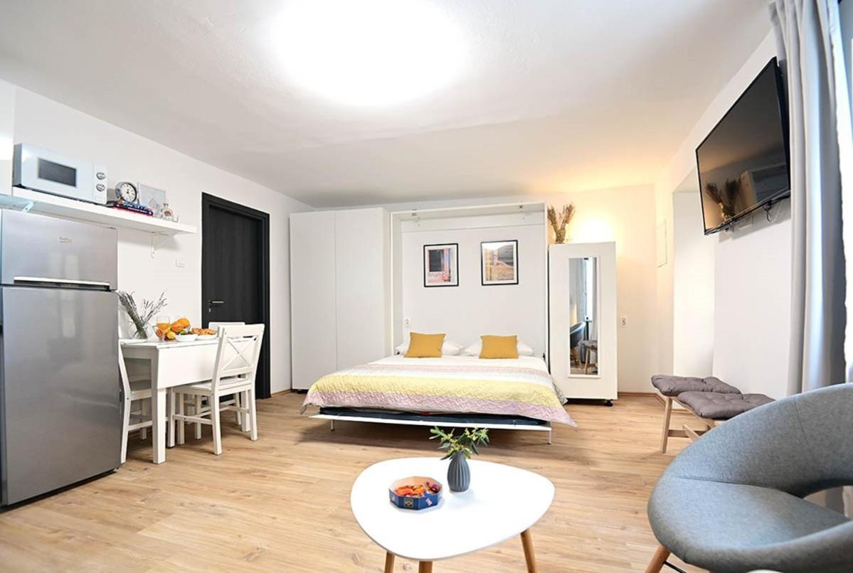 Apartment D & Studio L Dobrinj エクステリア 写真