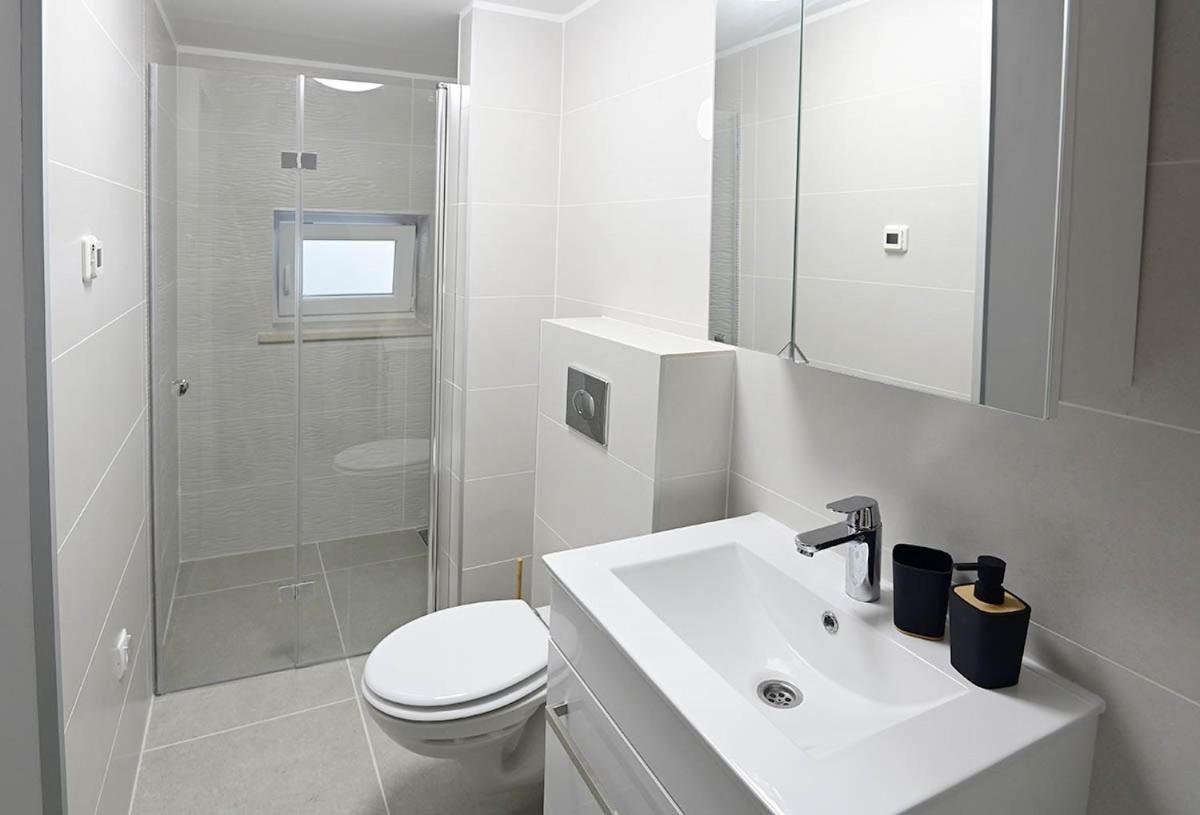 Apartment D & Studio L Dobrinj エクステリア 写真
