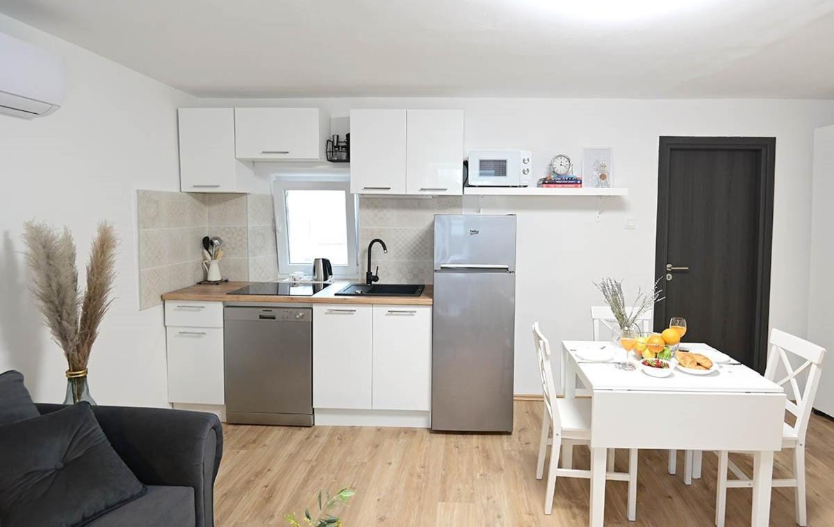 Apartment D & Studio L Dobrinj エクステリア 写真