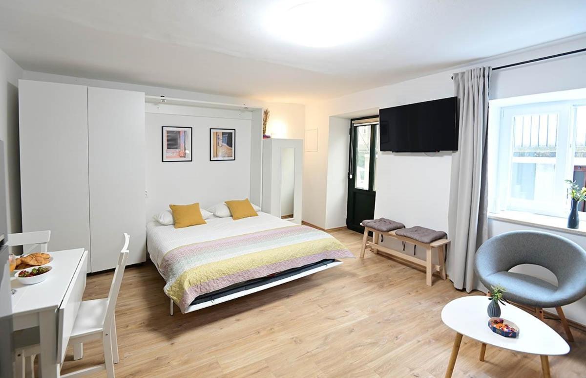 Apartment D & Studio L Dobrinj エクステリア 写真