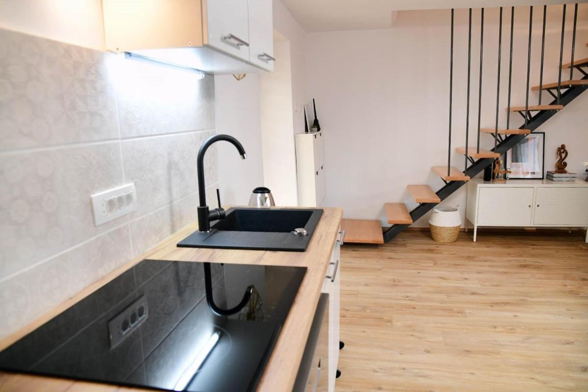 Apartment D & Studio L Dobrinj エクステリア 写真
