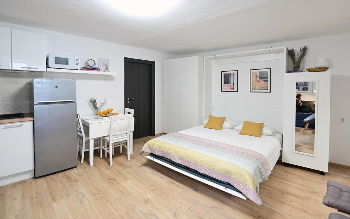 Apartment D & Studio L Dobrinj エクステリア 写真