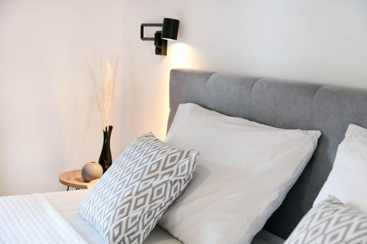 Apartment D & Studio L Dobrinj エクステリア 写真