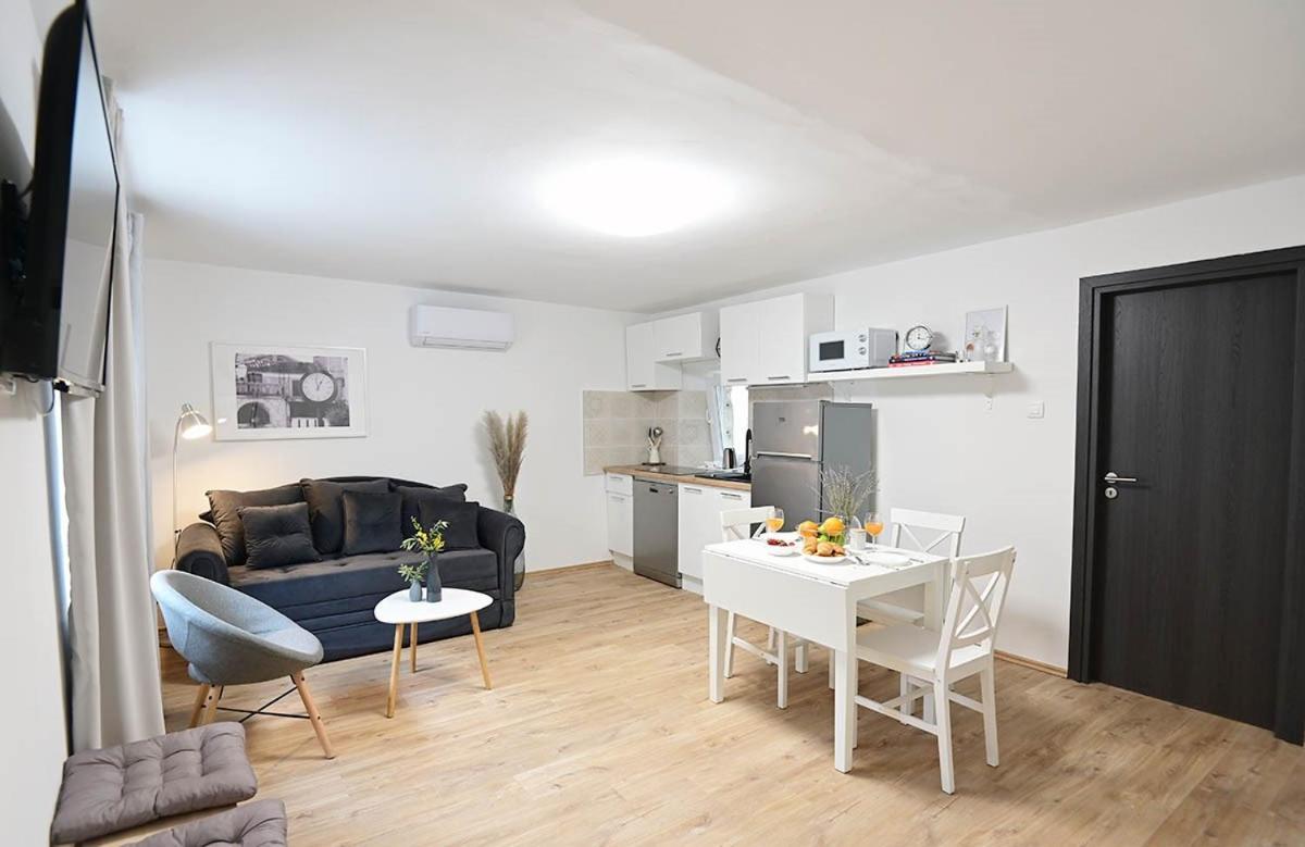 Apartment D & Studio L Dobrinj エクステリア 写真