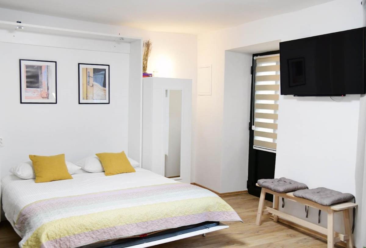 Apartment D & Studio L Dobrinj エクステリア 写真