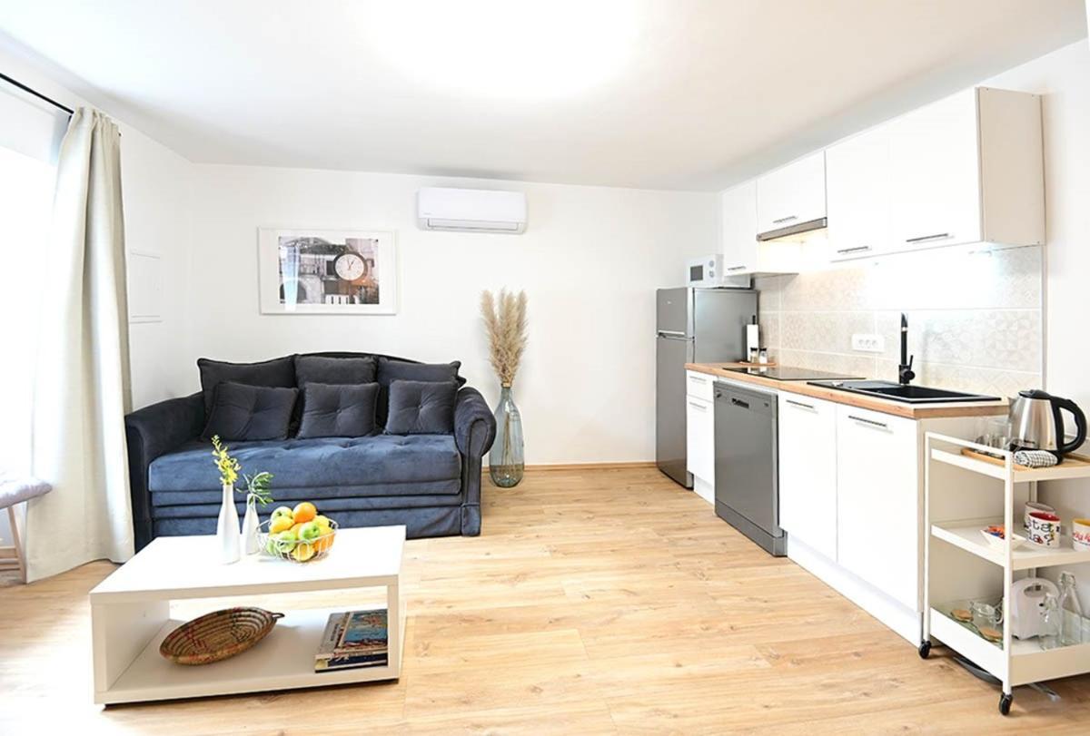 Apartment D & Studio L Dobrinj エクステリア 写真