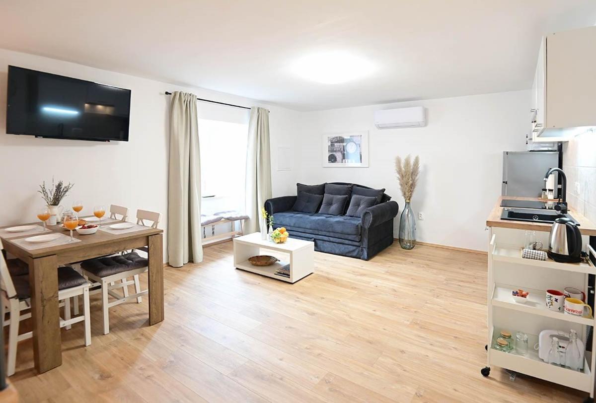 Apartment D & Studio L Dobrinj エクステリア 写真