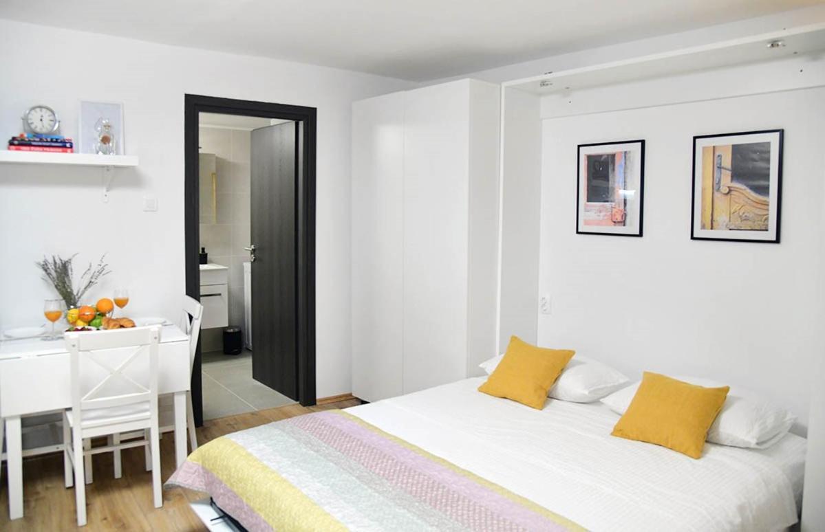 Apartment D & Studio L Dobrinj エクステリア 写真