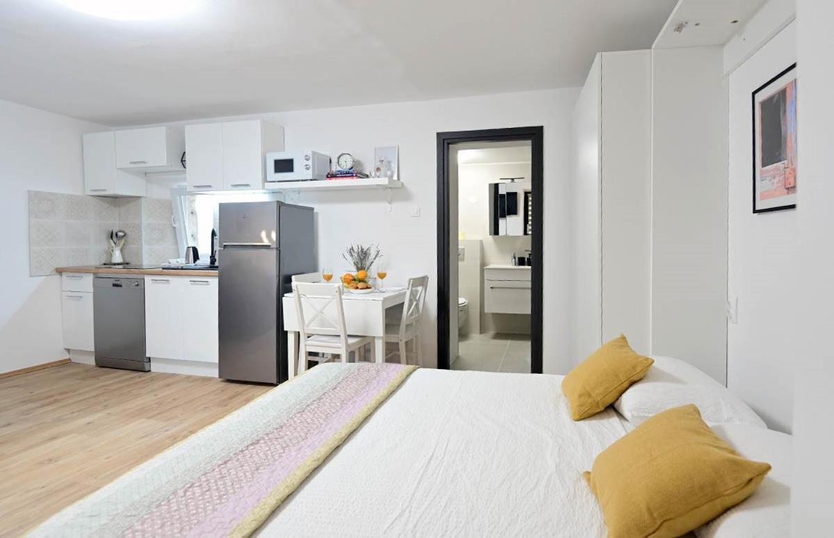 Apartment D & Studio L Dobrinj エクステリア 写真