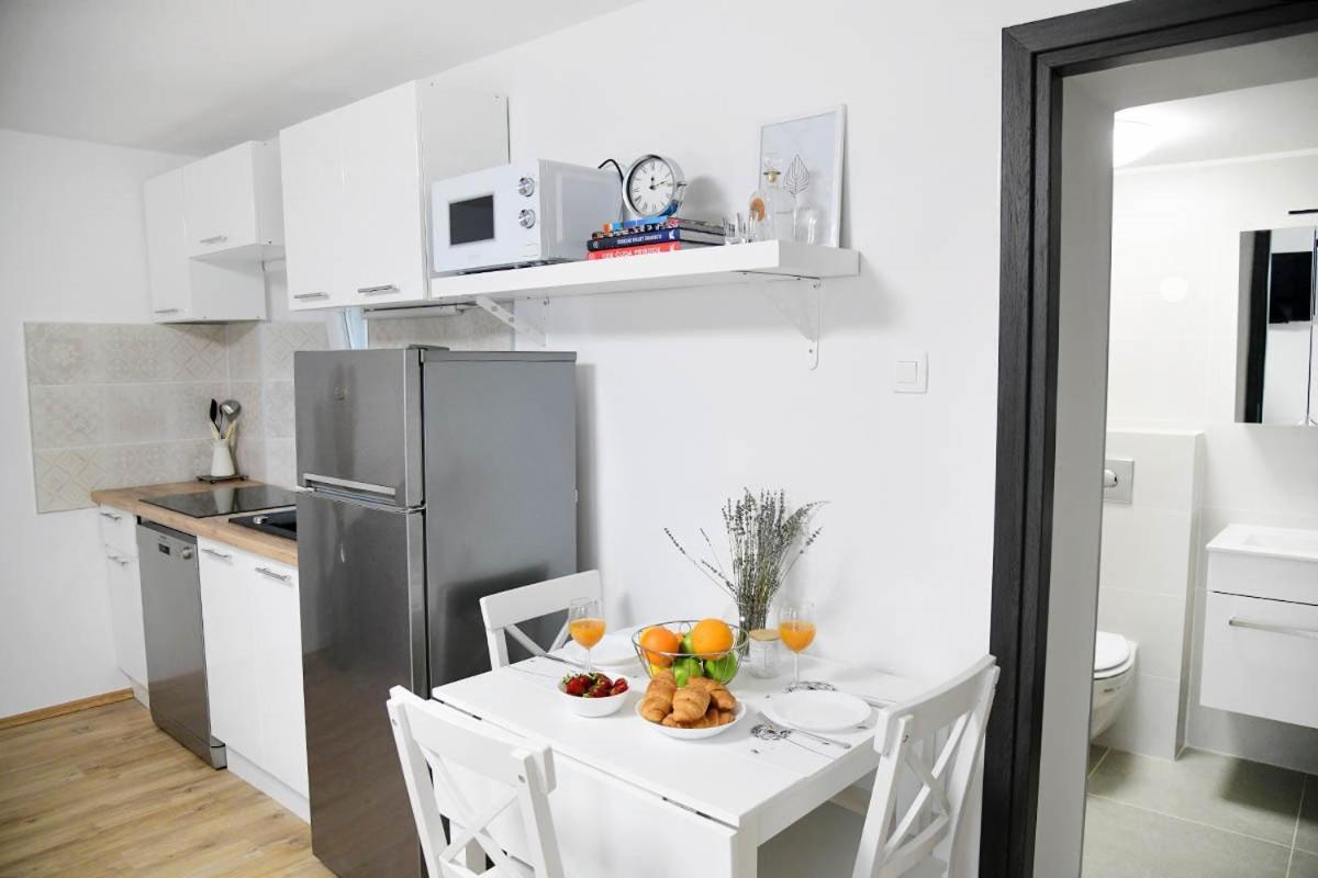 Apartment D & Studio L Dobrinj エクステリア 写真