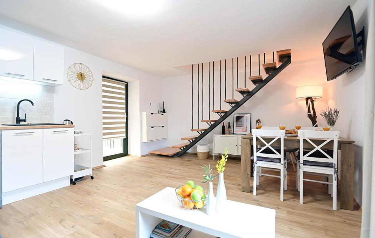 Apartment D & Studio L Dobrinj エクステリア 写真