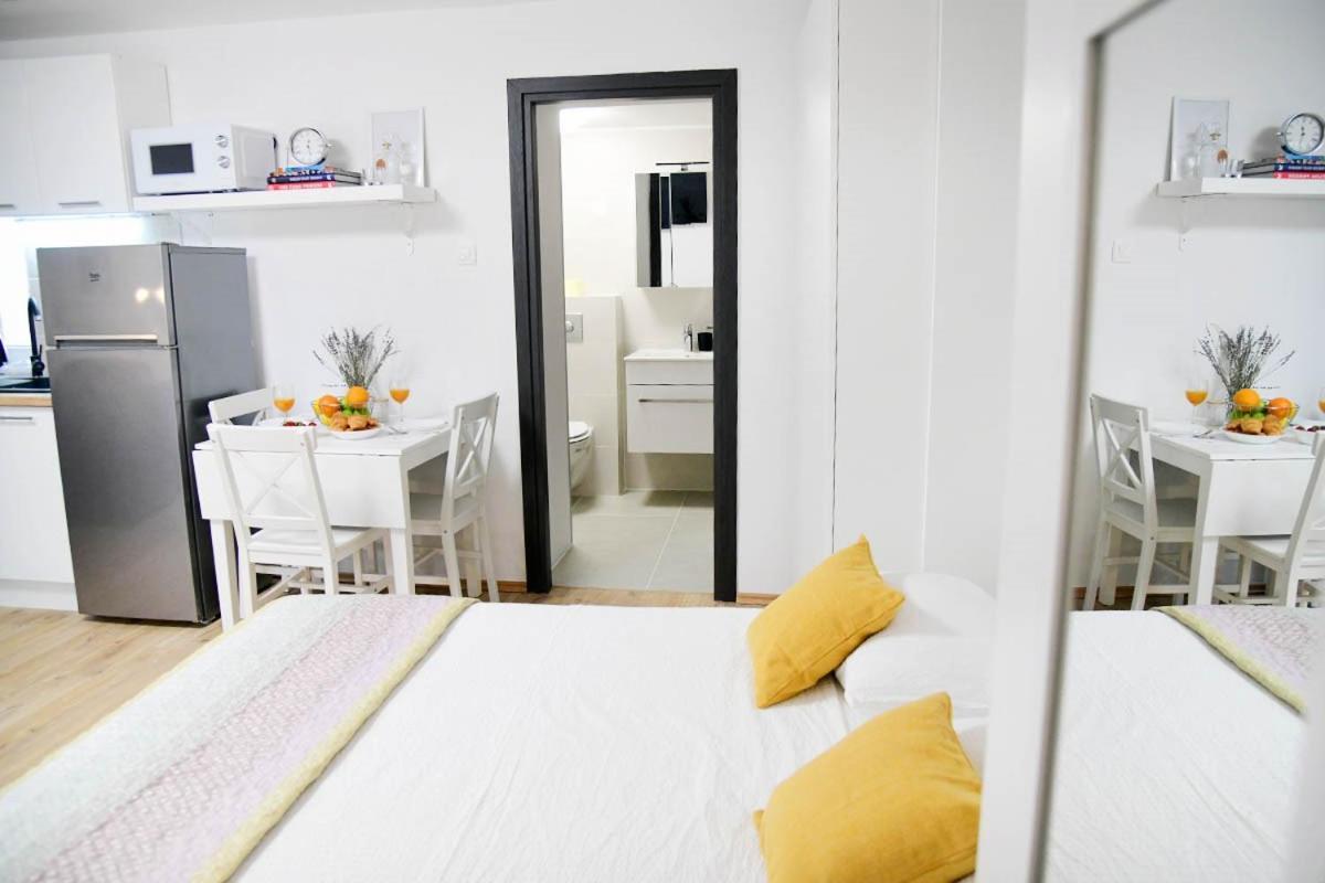 Apartment D & Studio L Dobrinj エクステリア 写真