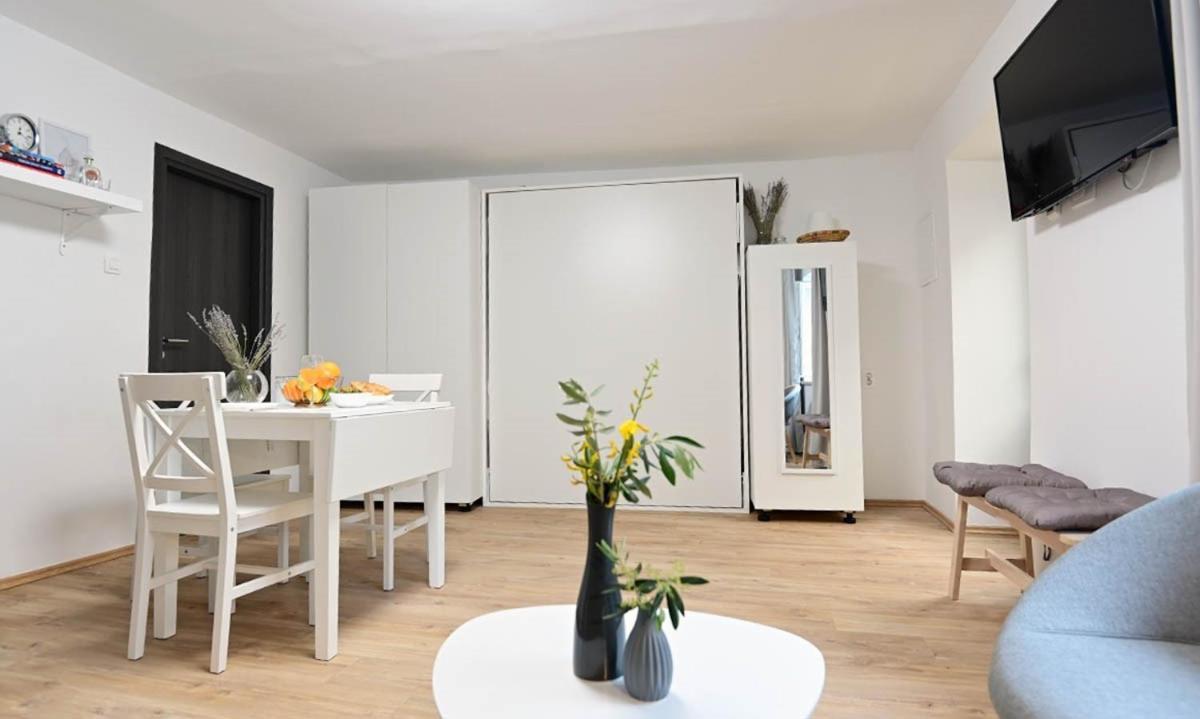 Apartment D & Studio L Dobrinj エクステリア 写真