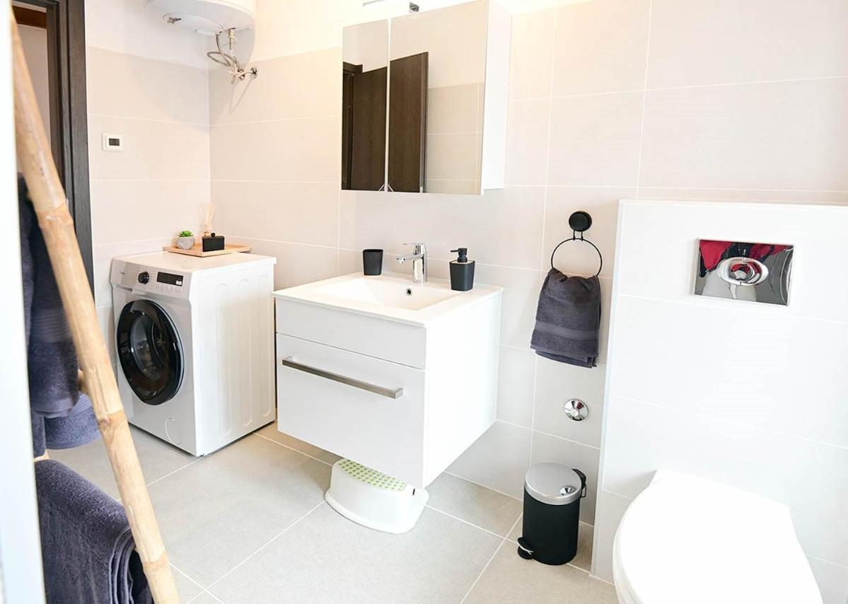 Apartment D & Studio L Dobrinj エクステリア 写真