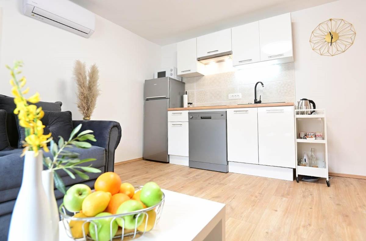 Apartment D & Studio L Dobrinj エクステリア 写真